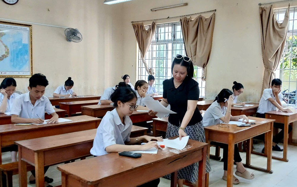 Chi tiết phổ điểm chính thức của 12 môn thi tốt nghiệp THPT 2025 - ảnh 2