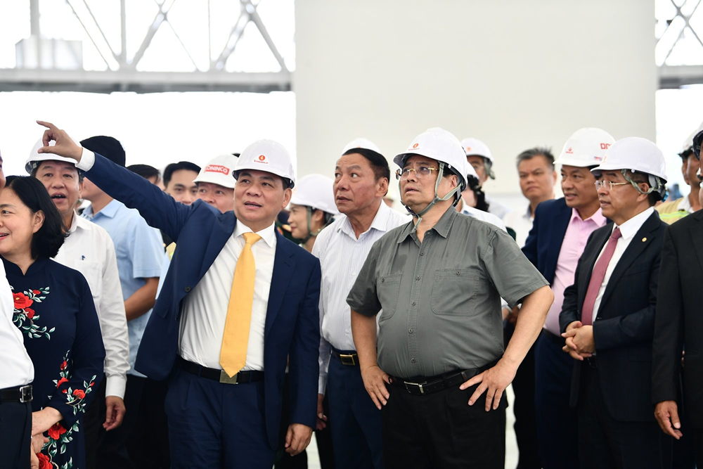 Huy động 24.000 tấm thép, 3.000 nhân công làm 3 ca/ngày, đội ngũ của ông Phạm Nhật Vượng xây dựng ‘thần tốc’ công trình lớn nhất Đông Nam Á, lập kỷ lục thế giới - ảnh 1
