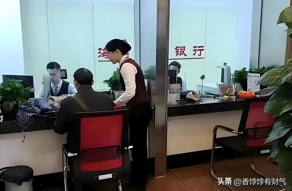 Gửi 14,5 tỷ đồng tiền đền bù đất vào ngân hàng, một năm sau đến rút người đàn ông chết lặng khi nhân viên thông báo: 'Tài khoản không tồn tại' - ảnh 2