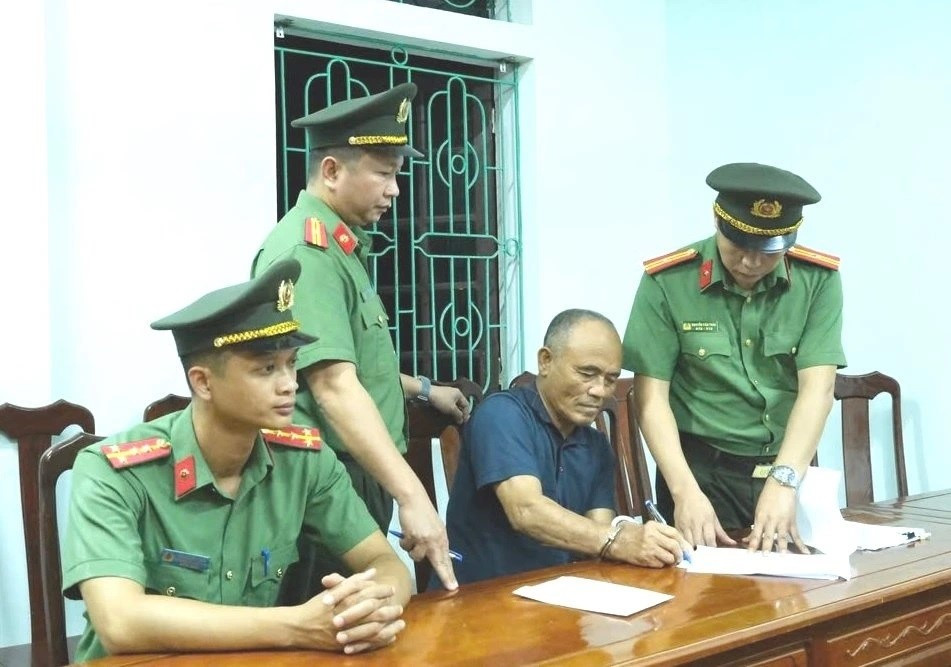 Khám xét nơi ở, bắt Phạm Viết Công - ảnh 2