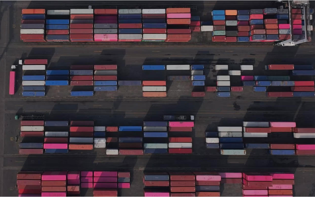 Các container hàng hoá tại một cảng của Indonesia. (Ảnh: Reuters) screen-shot-2025-07-16-at-65542-am.png