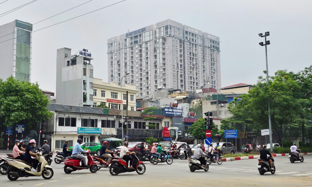 Người dân sinh sống tại một số chung cư trong khu vực vành đai 1 (Hà Nội) băn khoăn, nếu cấm xe máy xăng thì khi chuyển sang xe máy điện họ sẽ sạc pin ở đâu? z6806496047088-b0312435d8f0f90fda77db224be7d469.jpg