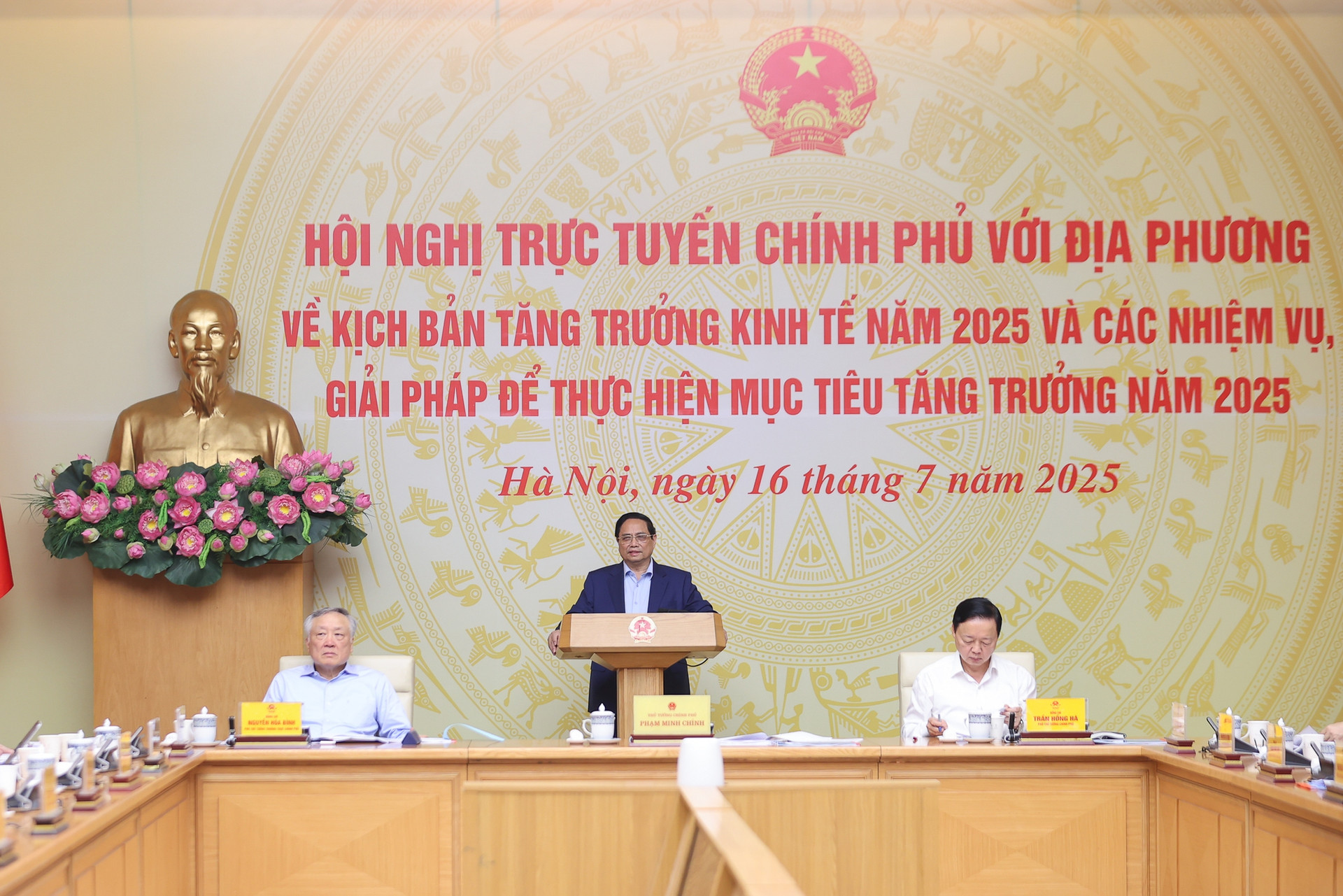 Thủ tướng: Phấn đấu tăng trưởng kinh tế năm 2025 từ 8,3-8,5%- Ảnh 1. Thủ tướng: Phấn đấu tăng trưởng kinh tế năm 2025 từ 8,3-8,5%- Ảnh 1.
