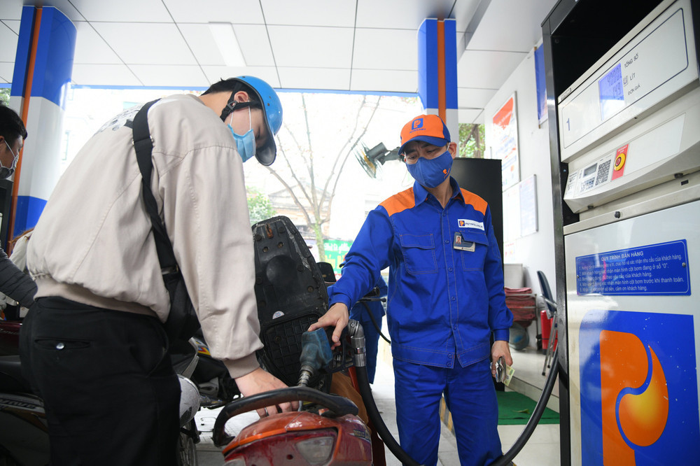 Giá xăng dầu dự báo giảm nhẹ vào ngày mai. gia xang dau.jpg