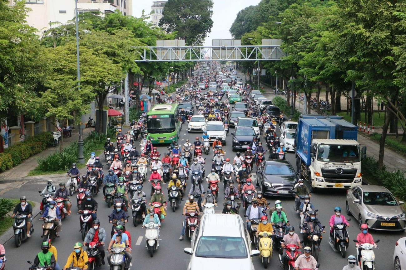 TPHCM đang quản lý hơn 9,6 triệu phương tiện, bao gồm hơn 1 triệu ô tô và gần 8,6 triệu xe máy. Ảnh: Hữu Huy tp-duong-hoang-van-thu-doan-qua-1.jpg