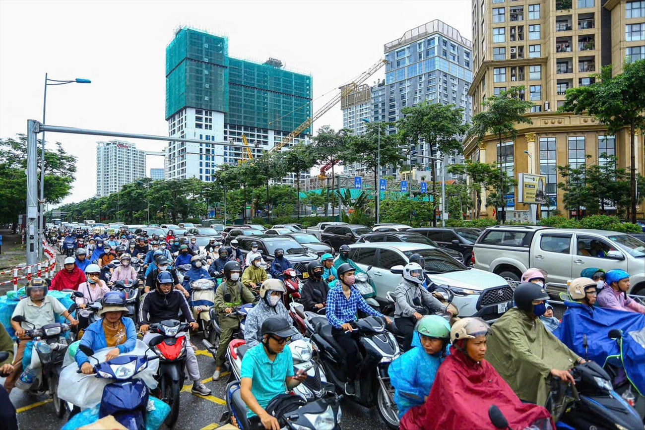 Ùn tắc tại một ngã tư trên đường Võ Chí Công do thiếu không gian di chuyển cho xe máy. Ảnh: Nguyễn Đức anh-3.jpg