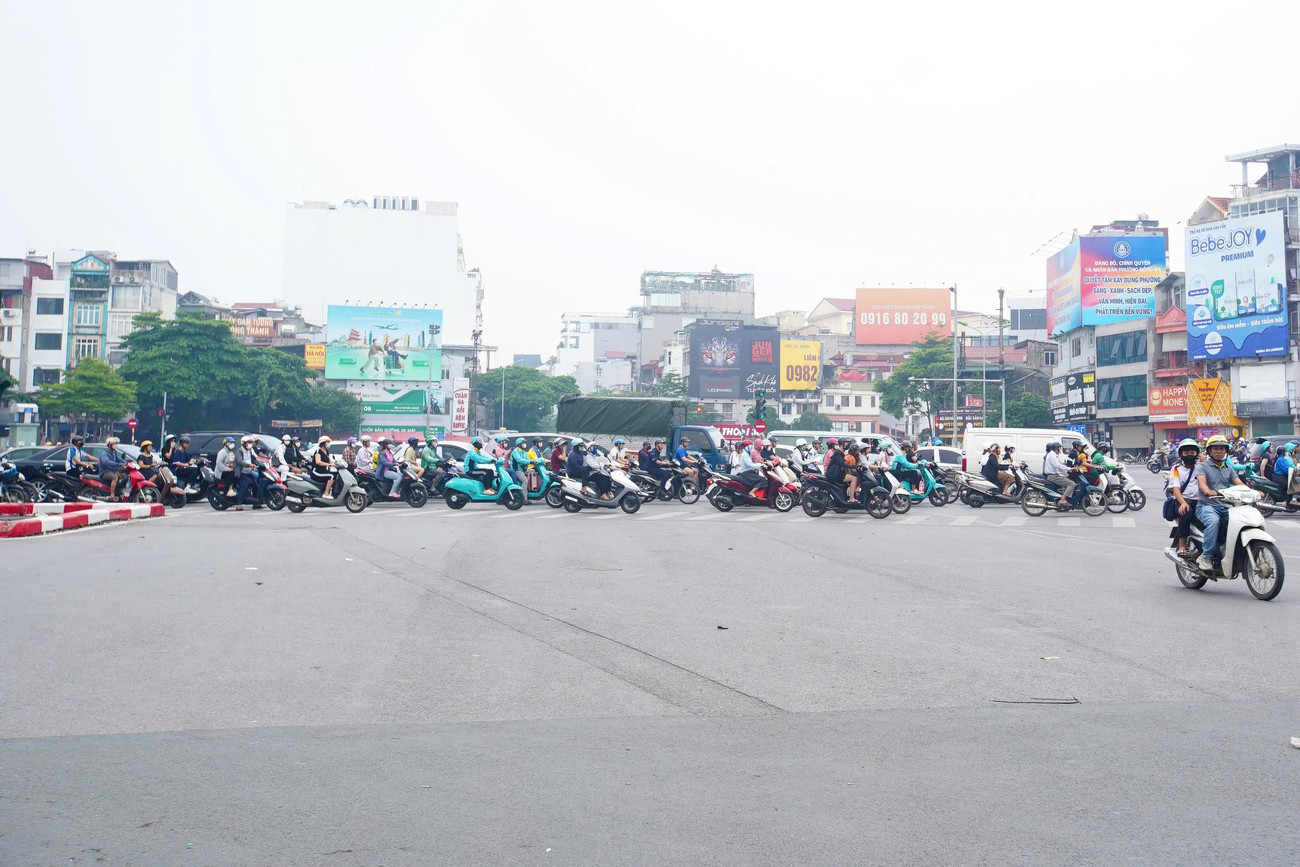 Nút giao có mật độ giao thông cao, đặc biệt giờ cao điểm thường xuyên xảy ra ùn tắc. tp-vanh-dai-10.jpg