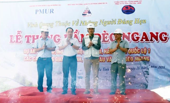 Hầm đường bộ xuyên núi kết nối 2 tỉnh hẹp ngang của Việt Nam chính thức được đào thông- Ảnh 1. Hầm đường bộ xuyên núi kết nối 2 tỉnh hẹp ngang của Việt Nam chính thức được đào thông- Ảnh 1.
