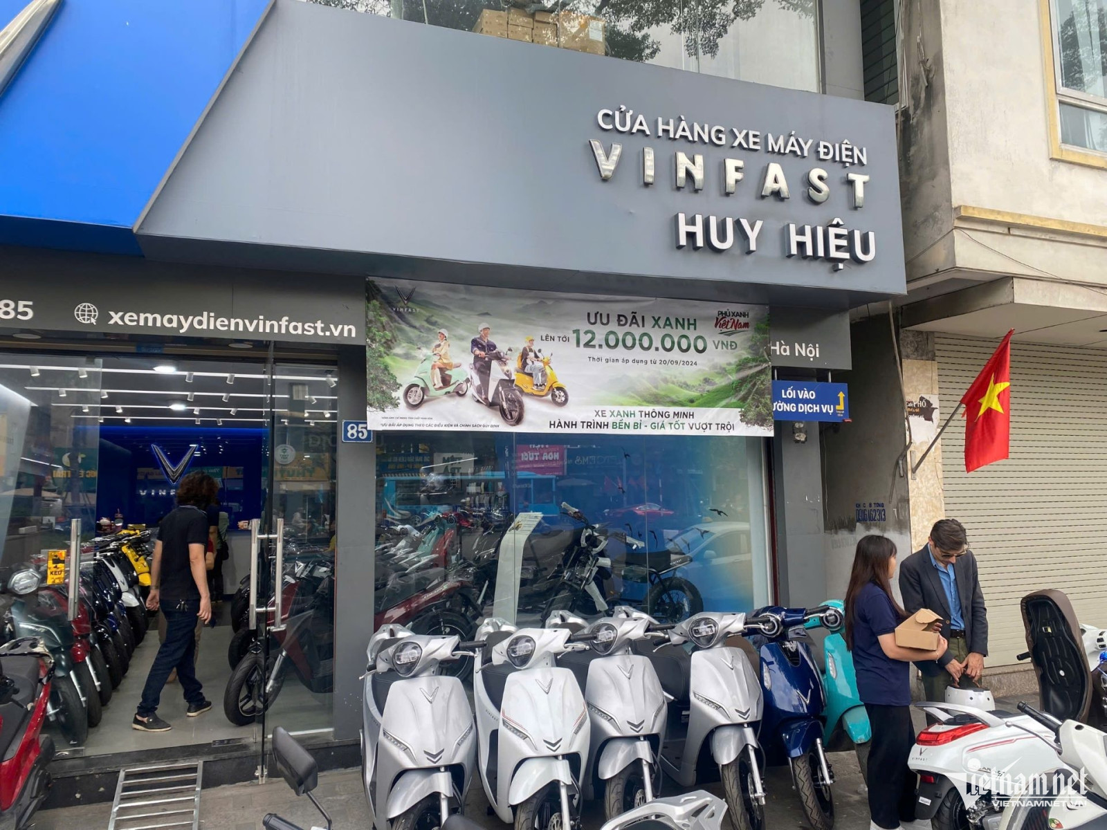 W-vinfast huy hieu o cho dua.jpg