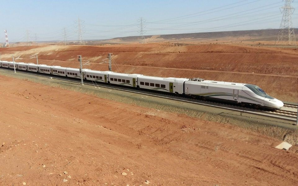 Kỳ tích đường sắt cao tốc huyết mạch xuyên sa mạc: Dài 450km, vận tốc 300km/h, vốn đầu tư gần 440.000 tỷ đồng - ảnh 1