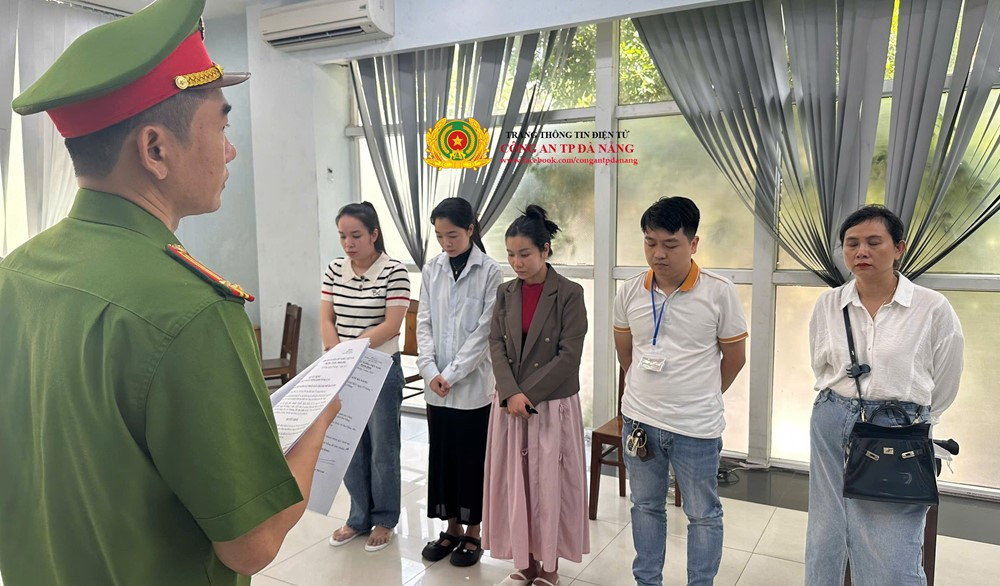 Khởi tố, bắt nhóm ‘bác sĩ’ làm việc tại một phòng khám đa khoa quốc tế - ảnh 1