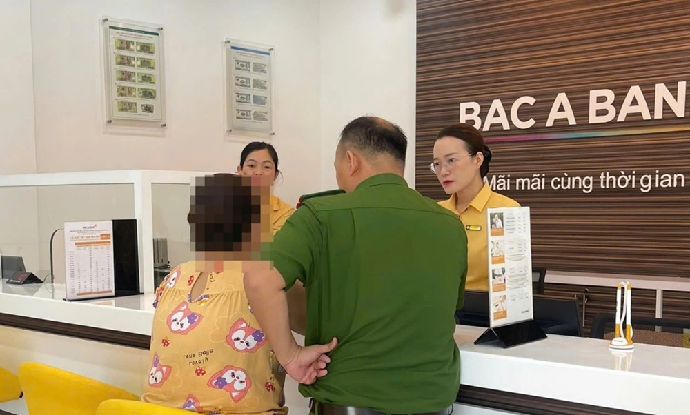 Chị Y. đến ngân hàng chuyển 100 triệu, nhân viên Bac A Bank không thực hiện giao dịch, lập tức báo công an - ảnh 1