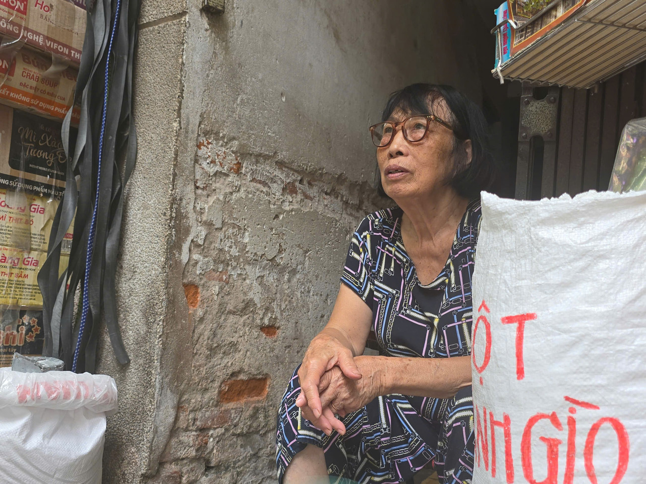 Bà Phương (60 tuổi, số 6 ngõ Gạch) đề nghị có chính sách hỗ trợ hợp lý, đồng thời đảm bảo đủ các trạm sạc cho người dân khi chuyển đổi xe máy điện 6810068178336-86c180ba0a69ddff20f309ae113c8209.jpg