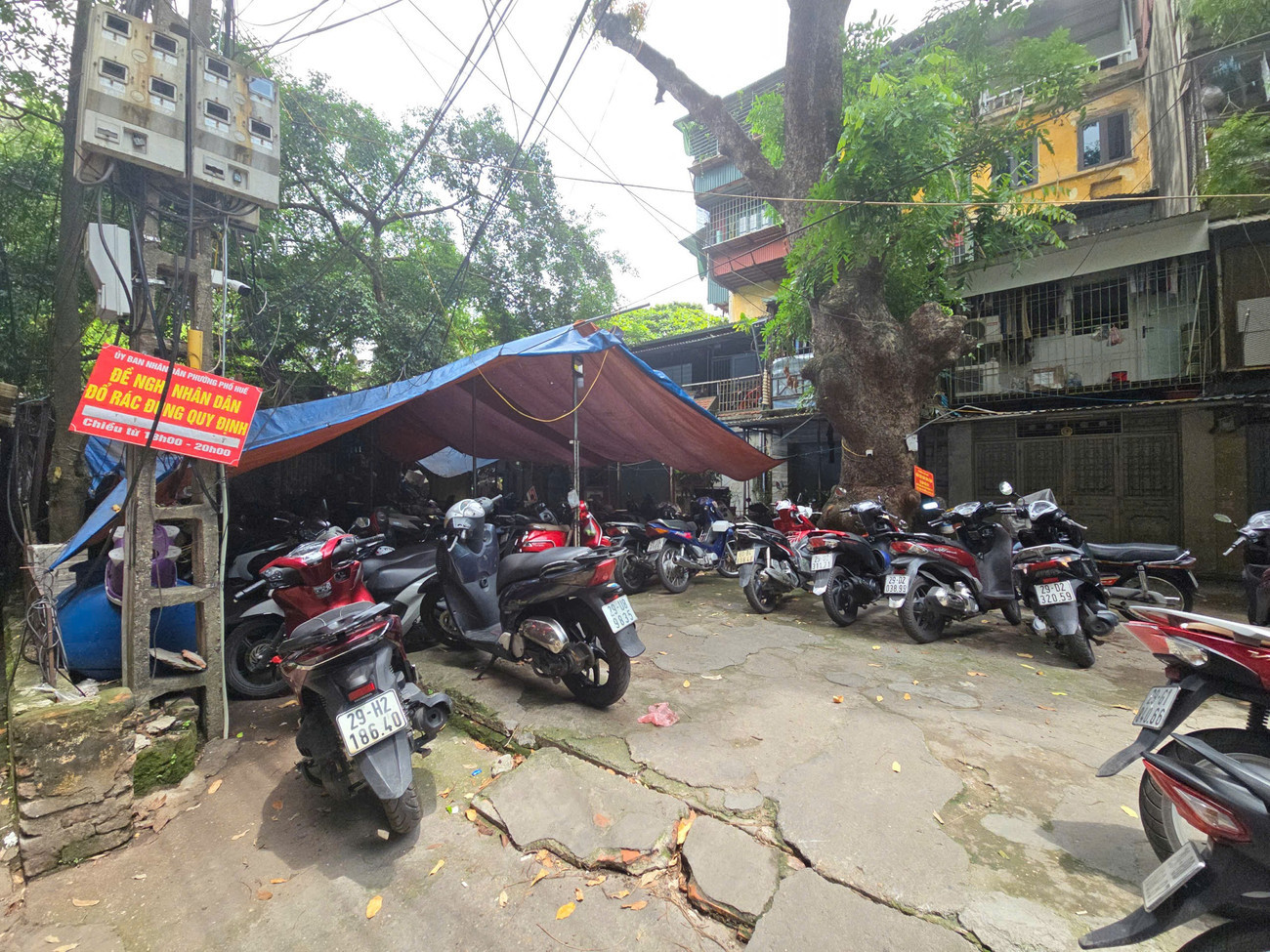 Các đơn nguyên H5, H6 khu tập thể Nguyễn Công Trứ tận dụng sân phía trước làm bãi gửi xe. 6810068189677-944ad5ca1678a54ed4c102b667d98414.jpg