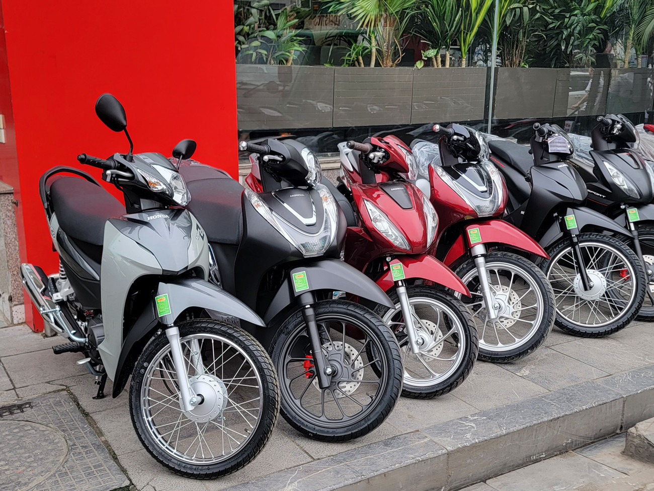 Phần lớn xe máy mới bán ra tại Việt Nam vẫn là loại chạy bằng xăng. xe-may-honda-head.jpg