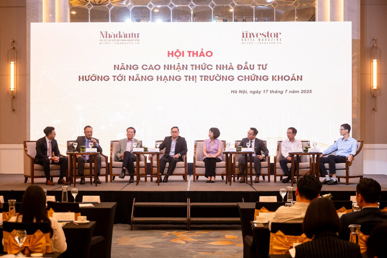 Diễn giả trao đổi tại hội thảo. z61-6435-1021.jpg