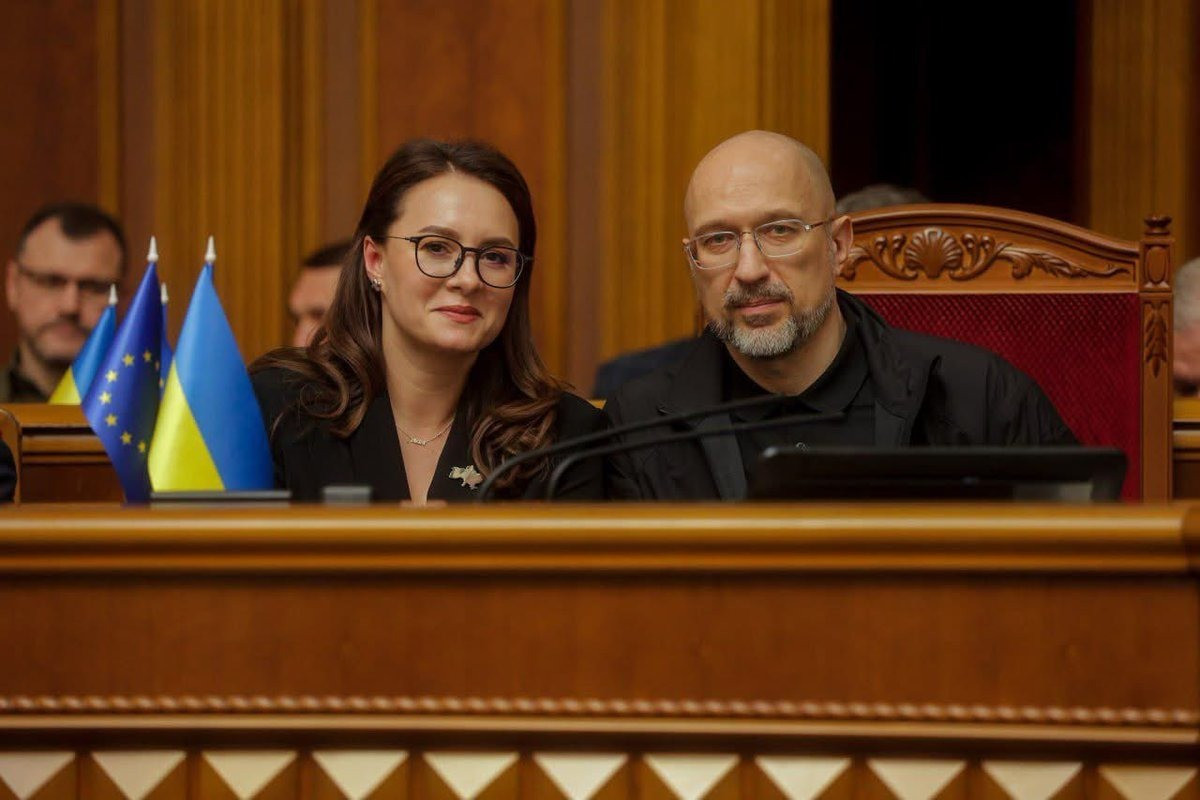Bà Yulia Svyrydenko và ông Denys Shmyhal. (Ảnh: X) gwaraafxmaa7jvn.jpg