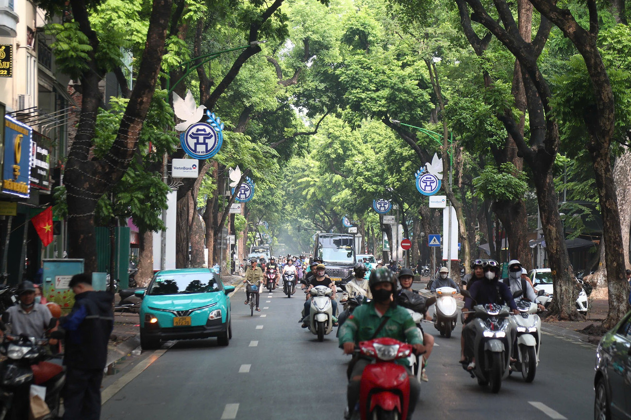 Từ ngày 1/7/2026, Hà Nội là thành phố đầu tiên của Việt Nam cấm xe máy chạy xăng, trong khu vực vành đai 1. Ảnh: Lộc Liên. du-khach-den-cac-bieu-tuong-cua-ha-noi-the-nao-khi-cam-xe-xang-trong-vanh-dai-1-13.png