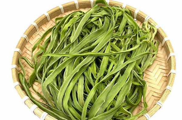Ở chợ có loại rau trông 'như nắm cỏ', từng chỉ dùng cho vua chúa, nay được săn đón với giá 'đắt hơn thịt': Dân sành ăn đổ xô tìm mua