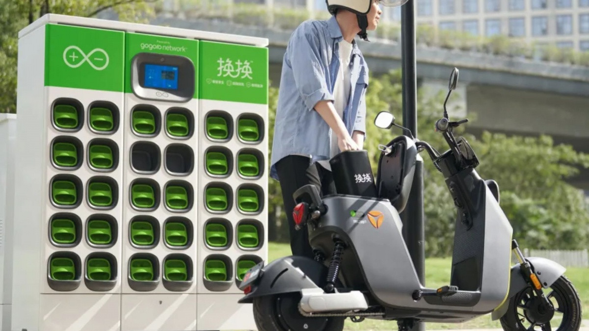 Sạc pin không phải giải pháp duy nhất cho người dùng xe máy điện