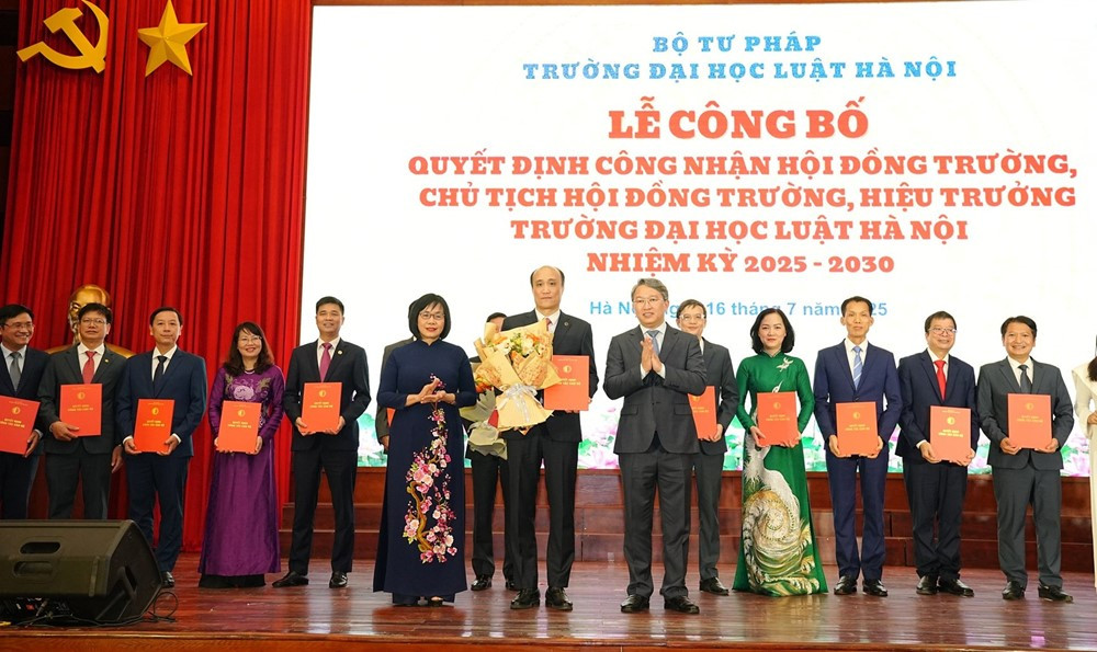  Chân dung tân Hiệu trưởng Trường ĐH Luật Hà Nội: Cựu sinh viên Luật quốc tế, tốt nghiệp Tiến sĩ tại Thụy Điển, có hơn 25 năm cống hiến cho nghề giáo - ảnh 1