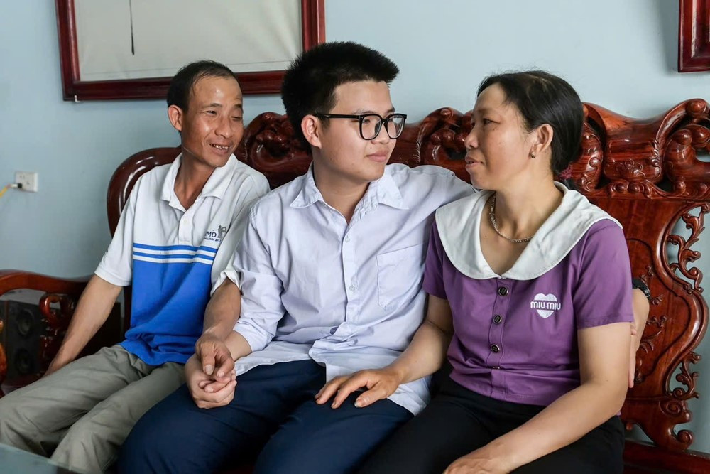 Thủ khoa toàn quốc đạt 39/40 điểm: Bố phụ hồ, mẹ không biết chữ, thần tượng tỷ phú Phạm Nhật Vượng - ảnh 1