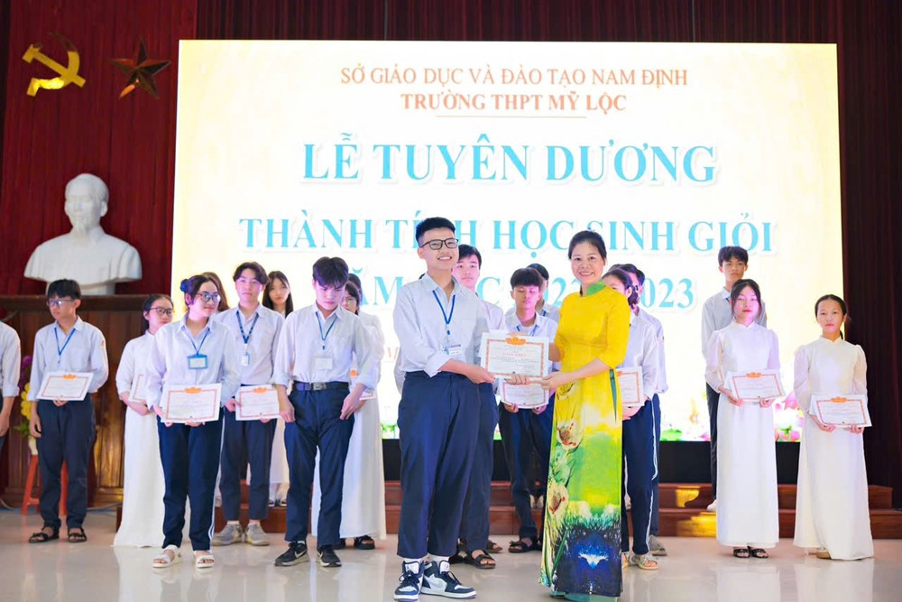 Thủ khoa toàn quốc đạt 39/40 điểm: Bố phụ hồ, mẹ không biết chữ, thần tượng tỷ phú Phạm Nhật Vượng - ảnh 3