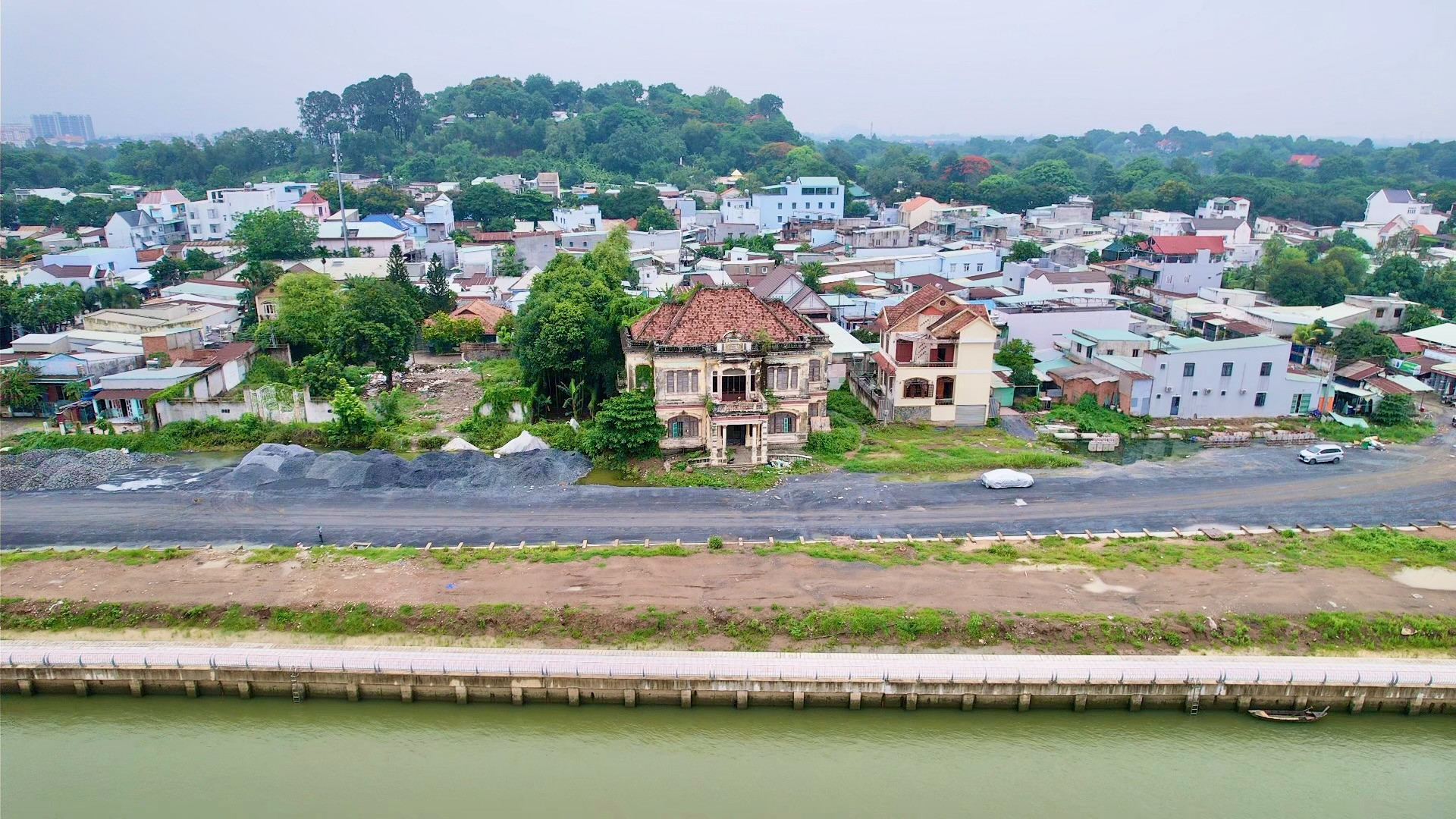 Tuyến đường ven con sông nội địa dài nhất Việt Nam sẽ nhường đất cho biệt thự cổ 100 năm tuổi- Ảnh 1.