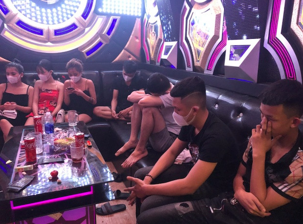 Từ 2026, uống rượu, đi hát karaoke cũng phải ‘thắt lưng buộc bụng’ vì chính sách mới