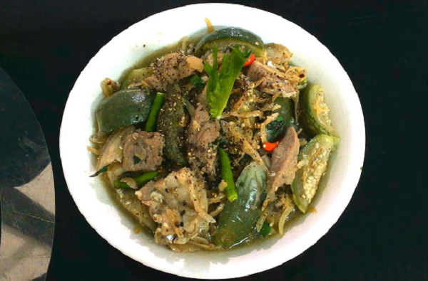 Từng rụng đầy gốc không ai nhặt, loại quả đắng ngắt này nay thành món ngon 'độc lạ', giá tới 120.000 đồng/kg
