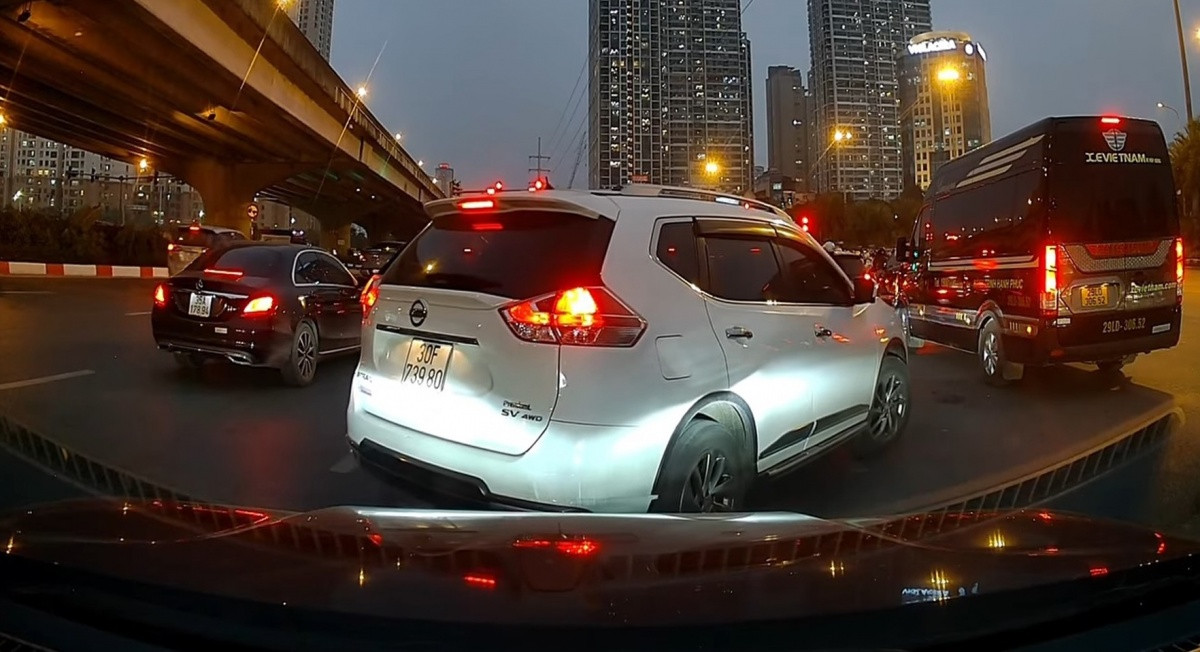 Hành vi lúc đường tắc nhiều tài xế muốn 'thoát' nhanh nhưng gây hiểm hoạ lớn, CSGT đưa ra khuyến cáo mới nhất