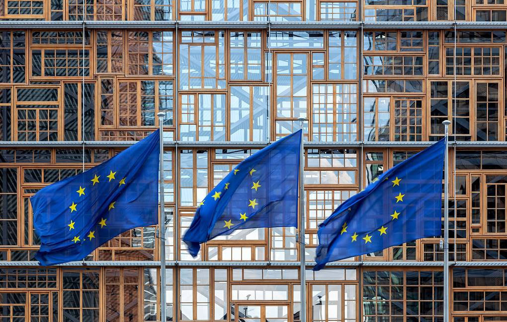 EU trừng phạt Nga Shutterstock.jpg