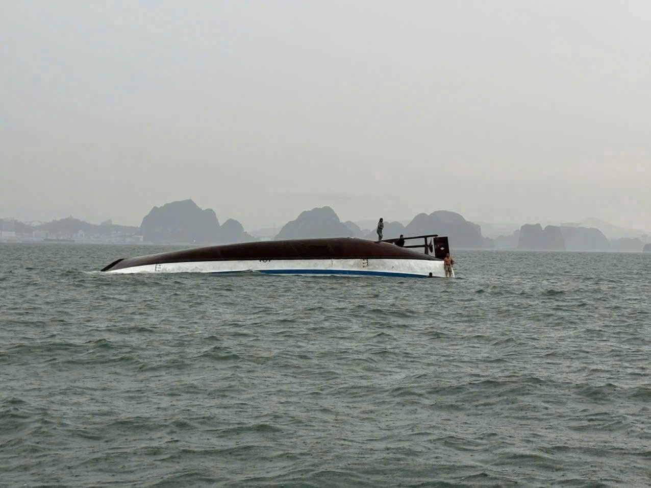 Tàu QN 7105 bị lật khi chở theo 48 hành khách và 5 thuyền viên. 1000022541.jpg