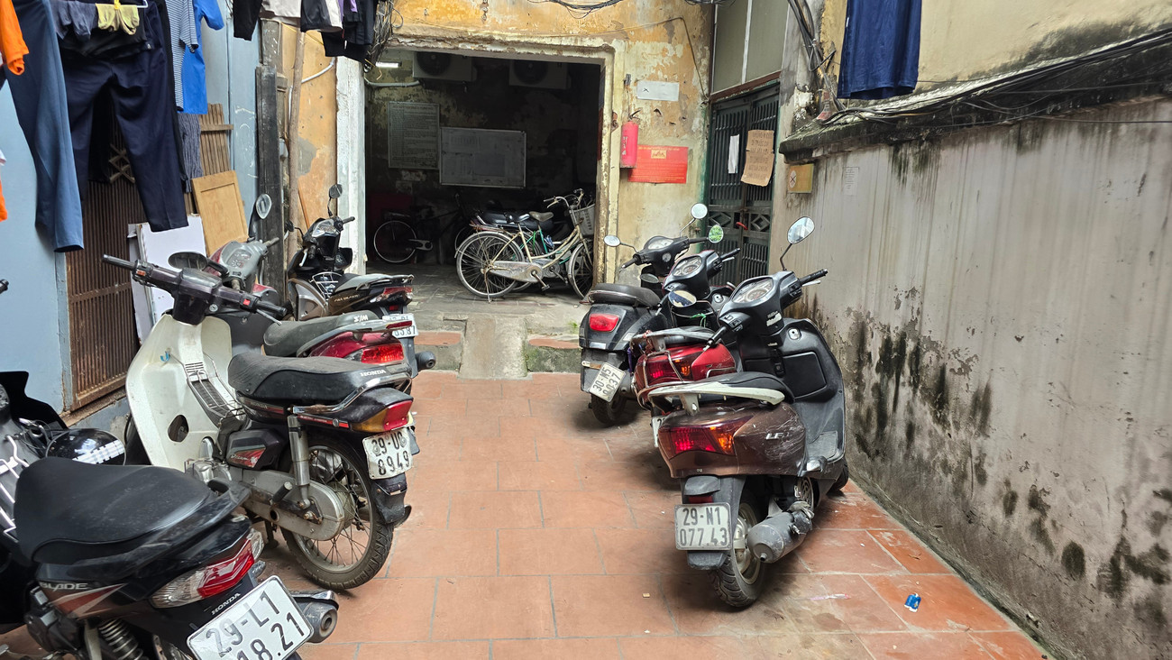Tương tự, tại khu tập thể 11 Vọng Đức (phường Hai Bà Trưng), người dân tận dụng khoảng không hoặc dưới sân làm chỗ để xe cho cư dân. 1000018653.jpg