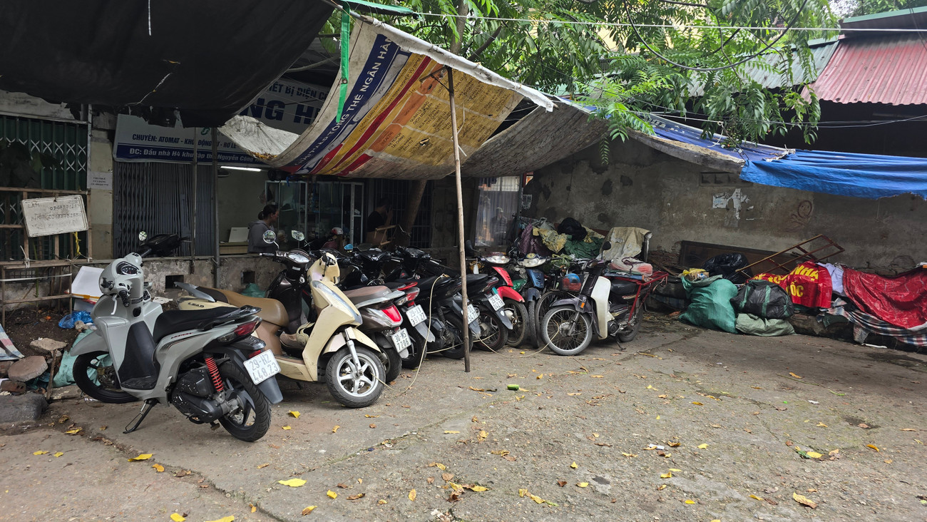 Bãi xe của một đơn nguyên được tận dụng là mặt trước sân 1000018616.jpg