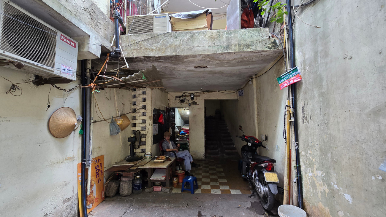 Ông Tính, một cư dân tòa nhà D2 cho rằng, nếu người dân chuyển đổi sang xe máy điện thì vấn đề chỗ đỗ xe và sạc điện cần phải giải quyết. 1000018538.jpg