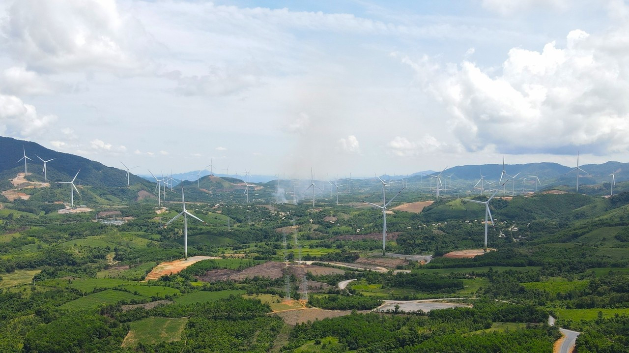 Xây dựng các nhà máy điện gió ở Quảng Trị nhằm góp phần bổ sung nguồn điện, đảm bảo an ninh năng lượng (ảnh minh họa). dien-gio-o-huong-linh-huong-hoa.jpg