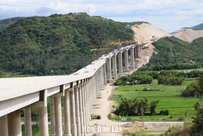Chính thức hợp long cây cầu lớn nhất cao tốc Bắc – Nam phía Đông- Ảnh 2.