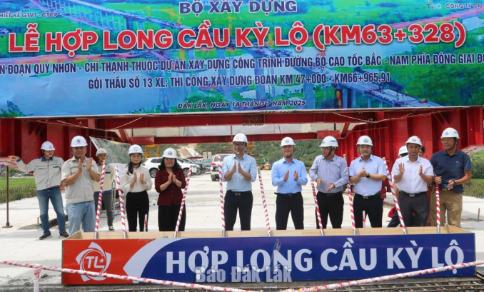 Chính thức hợp long cây cầu lớn nhất cao tốc Bắc – Nam phía Đông- Ảnh 1.