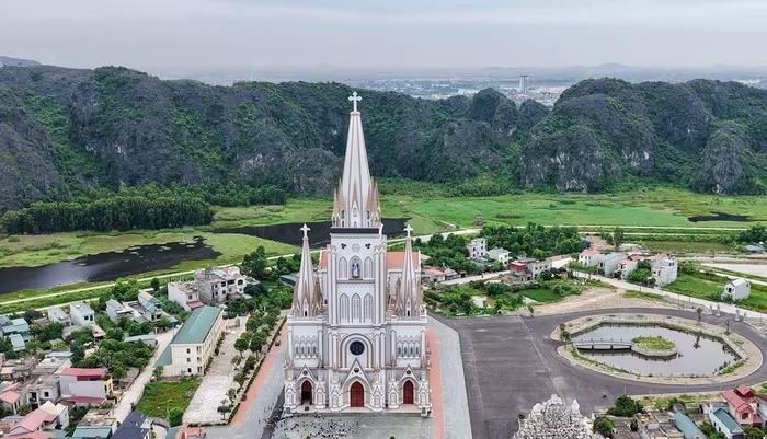 Toàn cảnh nhà thờ. Nguồn ảnh:Báo Văn Hóa Toàn cảnh nhà thờ. Nguồn ảnh:Báo Văn Hóa