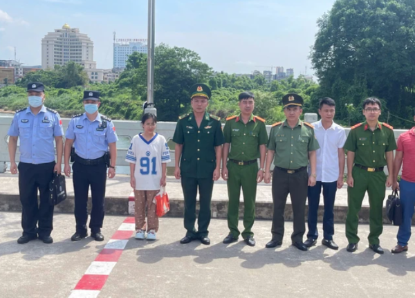 Bắt đối tượng truy nã đặc biệt nguy hiểm Nguyễn Thị Trang sinh năm 1992 sau nhiều năm lẩn trốn bên Trung Quốc