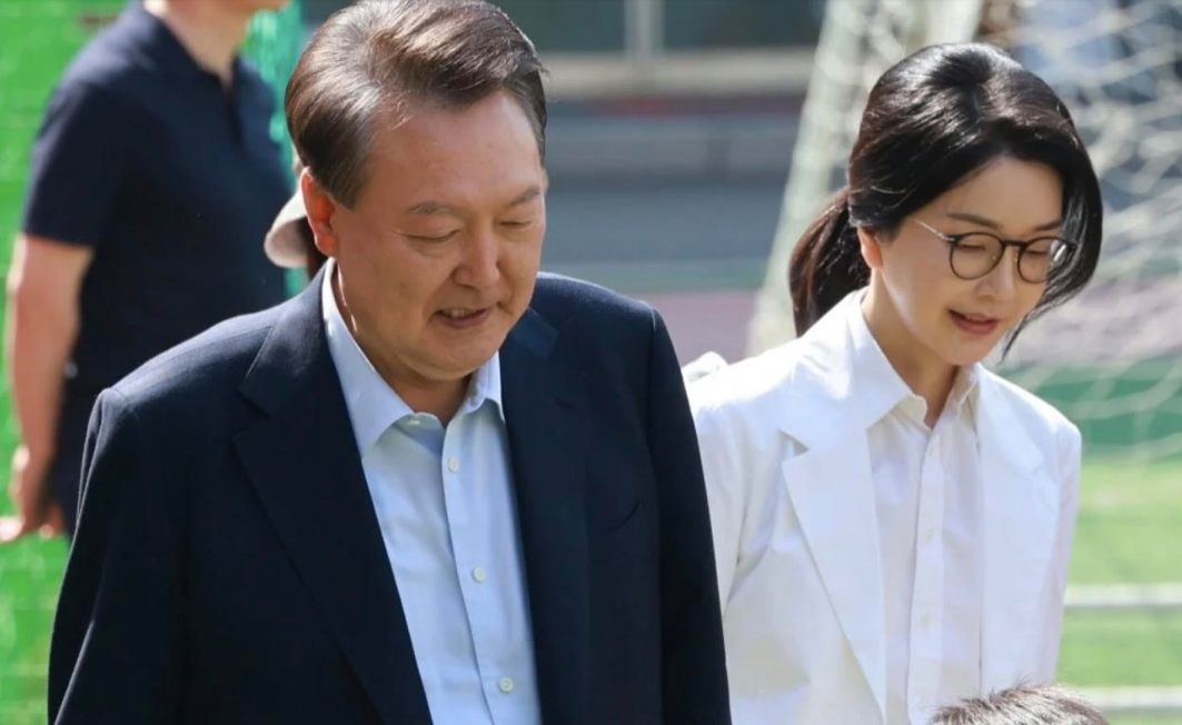 Cựu Tổng thống Hàn Quốc Yoon Suk-yeol và phu nhân Kim Keon-hee. (Ảnh: Yonhap) screen-shot-2025-07-19-at-120628-pm.png