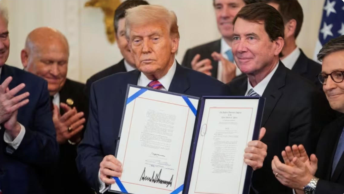 Tổng thống Mỹ Donald Trump ký luật về stablecoin. (Ảnh: Reuters) screen-shot-2025-07-19-at-75525-am.png