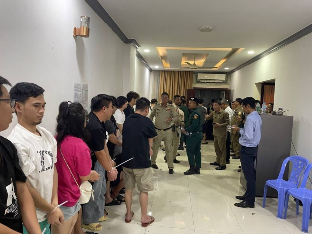 Bắt giữ gần 2.300 người đa quốc gia trong chưa đầy 1 tháng, thu giữ hàng loạt ‘đồng phục cảnh sát', máy tính, điện thoại di động - ảnh 3