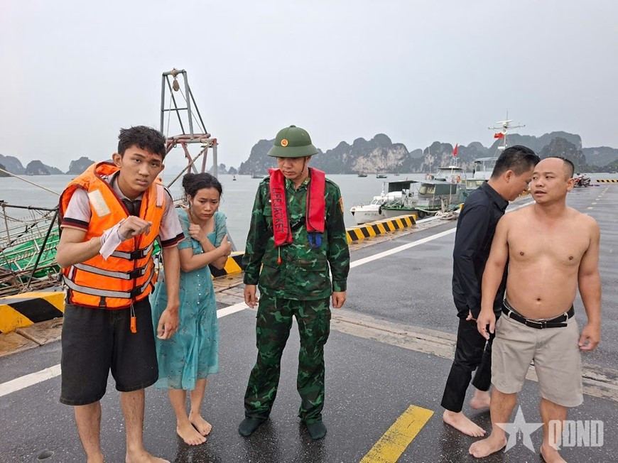 Đắm tàu chở hơn 50 người trên Vịnh Hạ Long, lực lượng cứu hộ khẩn cấp vào cuộc - ảnh 2