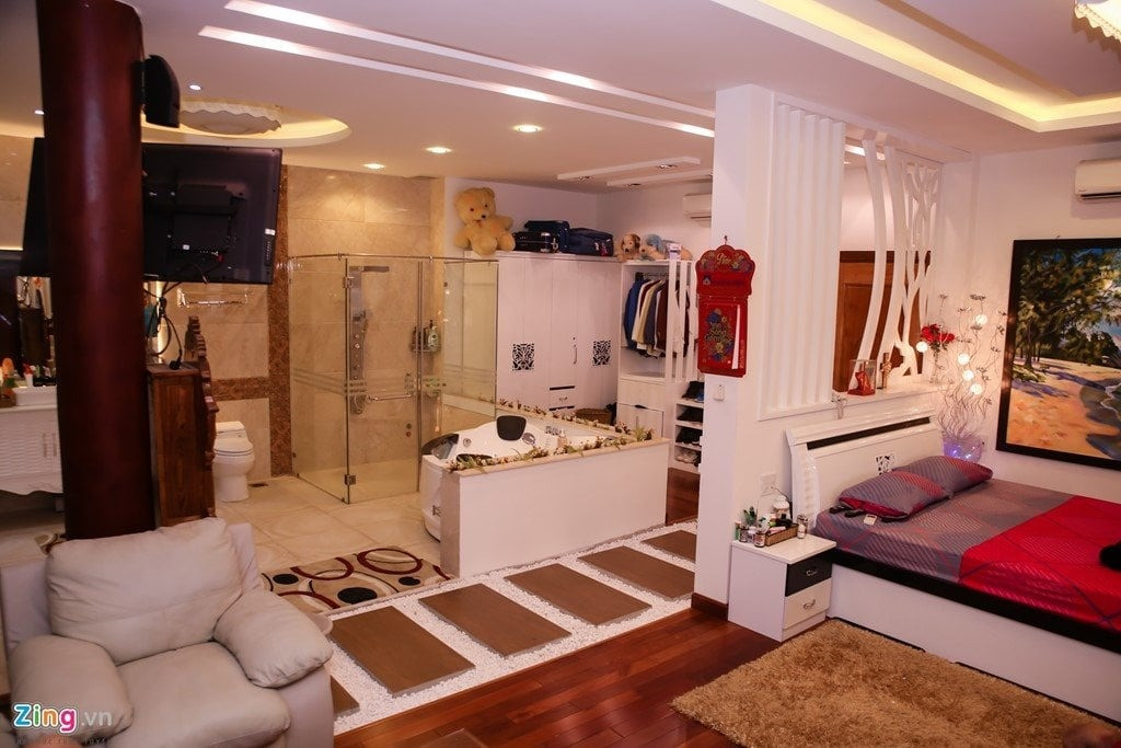 Biệt thự 3 tầng lầu của 'vua màn bạc' thập niên 90: Tọa lạc ở khu phố đắc địa, nội thất chuẩn 5 sao, sân vườn xanh mát- Ảnh 4.