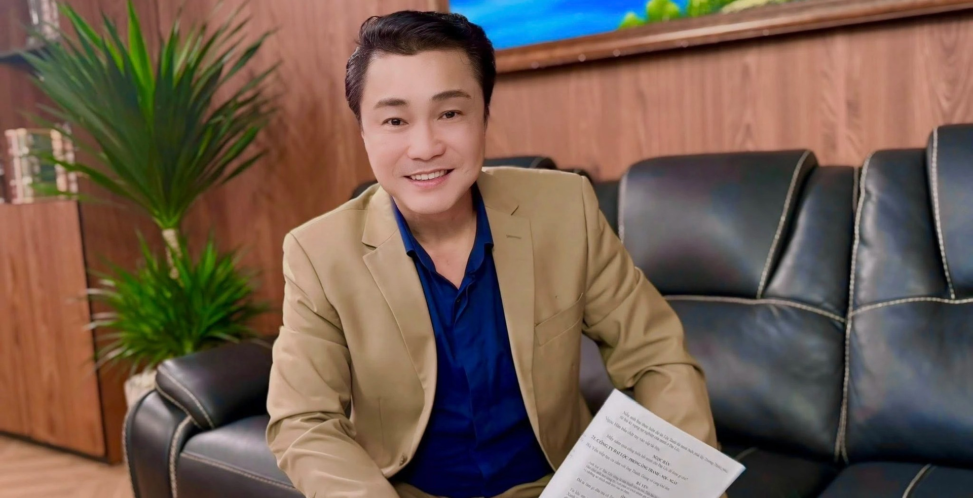 Biệt thự 3 tầng lầu của 'vua màn bạc' thập niên 90: Tọa lạc ở khu phố đắc địa, nội thất chuẩn 5 sao, sân vườn xanh mát- Ảnh 8.