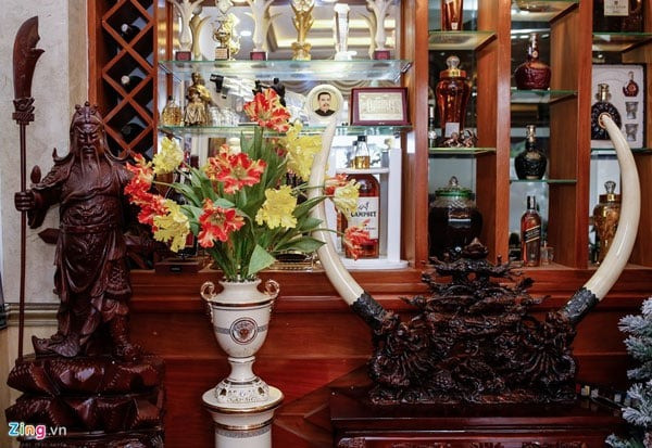 Biệt thự 3 tầng lầu của 'vua màn bạc' thập niên 90: Tọa lạc ở khu phố đắc địa, nội thất chuẩn 5 sao, sân vườn xanh mát- Ảnh 2.