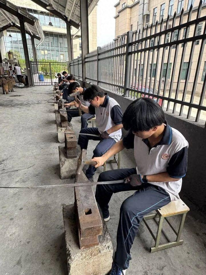 Ngành học 'đập sắt' ra tiền: Chỉ tuyển 30 người mỗi năm, miễn học phí, gần như 100% có việc sau tốt nghiệp