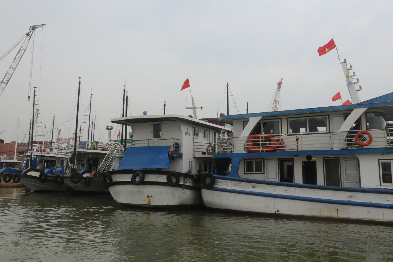Các phương tiện đã được đưa về nơi tránh trú trước khi cơn bão đổ bộ..jpg
